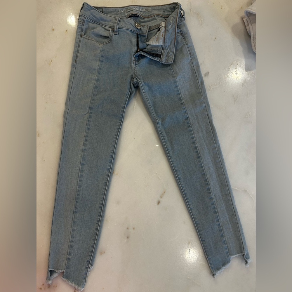 American Eagle light wash distressed ankle Skinny jeans size 4